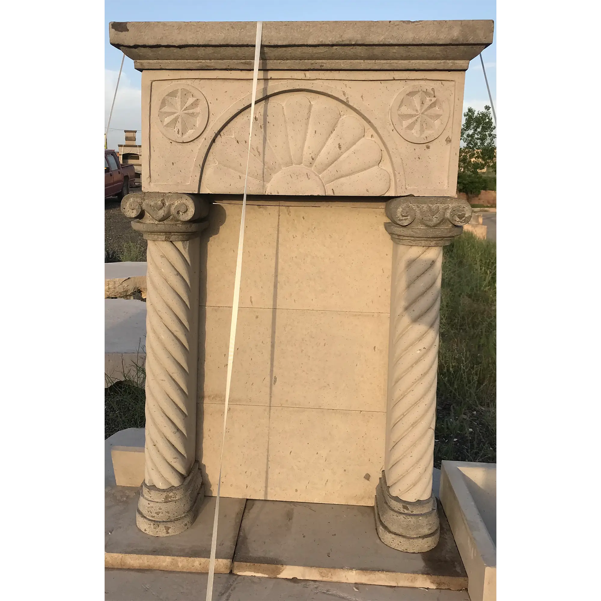 Siyah-Gri Andezit Cnc İşlemeli Dairesel Sütun Çeşme 1